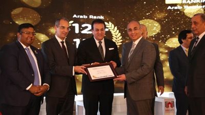 تكريم رئيس جامعة الزقازيق لظهورها بتصنيف 