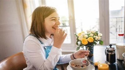 دراسة تكشف علاقة النوم السيء بالإفراط في الطعام لدى النساء