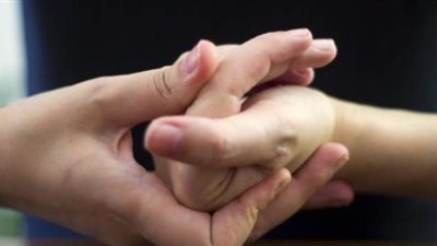 حكم فرقعة الأصابع أثناء الصلاة؟.. الأزهر يوضح