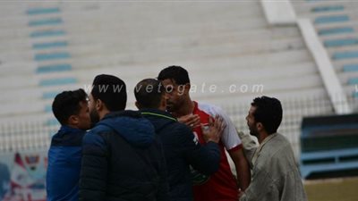 اشتباكات بين لاعبي غزل المحلة ودكرنس | صور