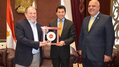 على هامش البطولة العربية.. وزير الرياضة يلتقى رئيس الاتحاد الدولي للرماية