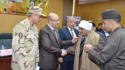 تكريم 105 من أسر شهداء الجيش والشرطة ومصابي الحروب ببني سويف