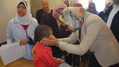 نائب محافظ الوادى الجديد تتفقد الحملة القومية للتطعيم ضد مرض شلل الأطفال | صور