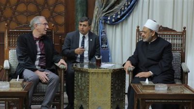 شيخ الأزهر: بيت العائلة مسئول عن مد يد العون للأسر المدمرة