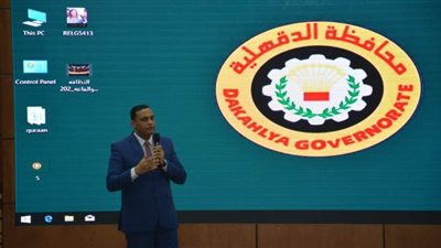 محافظ الدقهلية للتنفيذيين: كلنا فريق عمل واحد ولا أحد ينجح بمفرده | صور