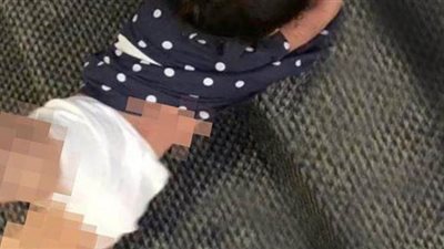 خادمة تعنف طفلة صغيرة بوحشية في غياب والدها