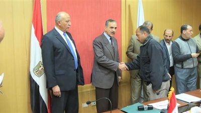 محافظ كفر الشيخ يسلم 10 عقود تقنين أراضي أملاك دولة للمستفيدين| صور