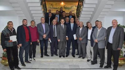 محافظ الغربية يلتقي أصحاب مصانع الغزل والنسيج بالمحلة لبحث مشاكلهم | صور