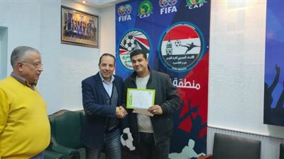 حمادة الشربيني يكرم كريم علام الموظف المثالي في منطقة القاهرة لشهر يناير