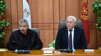 محافظ بورسعيد يوجه بسرعة الانتهاء من تطبيق ميكنة أجور العاملين بالتربية والتعليم| صور