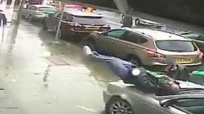 حاخام يتسبب في حادث سير مروع ويصطدم بشخصين ويدمر صيدلية في لندن | فيديو