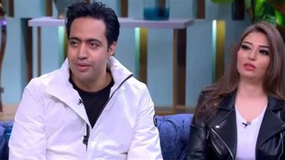 الشاعر عبد الله حسن عن زوجته غادة رجب: بتعوم وهي نايمة | فيديو