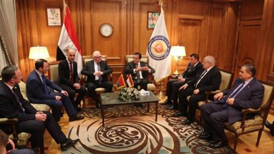 وزير التعليم العالي يناقش مع نظيره البيلاروسي زيادة المنح