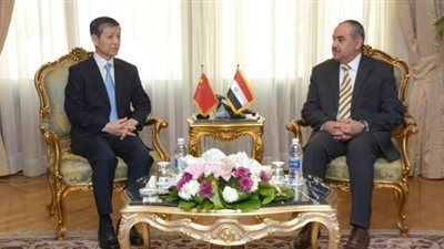 وزير الطيران يلتقي سفير الصين بالقاهرة لبحث التعاون