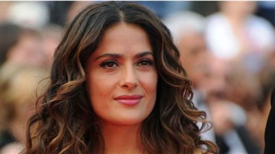 سلمى حايك ترد على معجب اتهمها بحقن الكثير من البوتكس