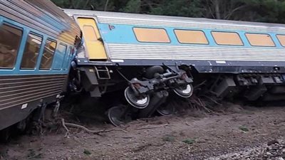 مصرع اثنين في حادث قطار خرج عن القضبان في أستراليا | صور
