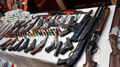 سقوط 26 متهما بحوزتهم أسلحة نارية ومخدرات بالجيزة 