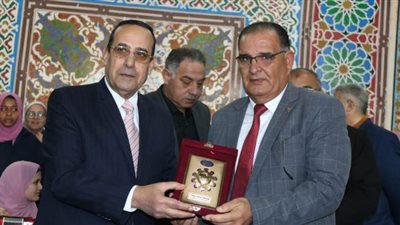 محافظ شمال سيناء يكرم مدير إدارة العريش لبلوغه سن المعاش