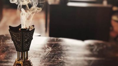 ممرضة تعقم مستشفى بـ«البخور» لمكافحة فيروس كورونا فى إيران| فيديو