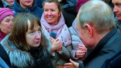 مواطنة روسية تحرج بوتين في الشارع: «مرتبك كام» | فيديو