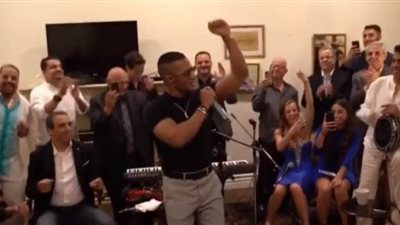 رقص وغناء محمد رمضان على أنغام 