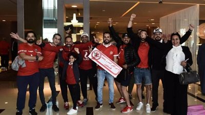 جماهير الأهلي تؤازر فريق الكرة في فندق الإقامة بالإمارات قبل مباراة السوبر
