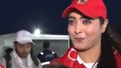 الزوج زملكاوي والزوجة أهلاوية.. قمة أسرية في مباراة السوبر بالإمارات | فيديو