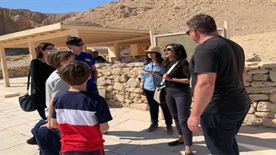 مقبرة الملكة نفرتاري تستقبل مجموعة من السائحين أهدتهم وزارة السياحة زيارة مجانية| فيديو