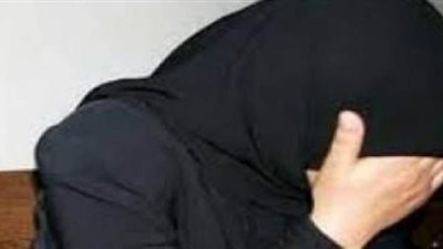 القبض على ربة منزل بتهمة تعذيب نجلة زوجها في الشرقية