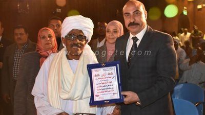 بعد افتتاح قصر ثقافة توشكى.. أهالى أسوان يكرمون وزيرة الثقافة ومحافظ أسوان | صور