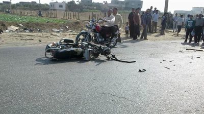 مصرع وإصابة 3 أشخاص في تصادم موتوسيكل بسيارة ملاكي بطريق 