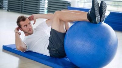 تمارين رياضية باستخدام الكرة المطاطية لحرق الدهون وشد الجسم | فيديو