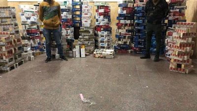 مصادرة 6480 علبة سجائر مھربة جمركیا داخل مخزن بالأزبكية
