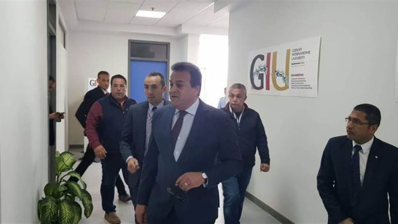 الوزير اثناء الجولة