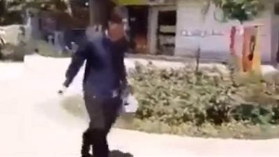 شاب إيراني يزعم إصابته بكورونا ويركض وراء معممين | فيديو