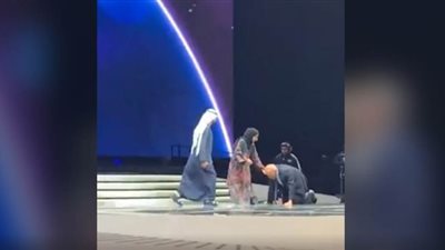 قلوب المحبين توقفت.. لحظة سقوط الدكتور مجدي يعقوب أثناء تكريمه بالإمارات | فيديو