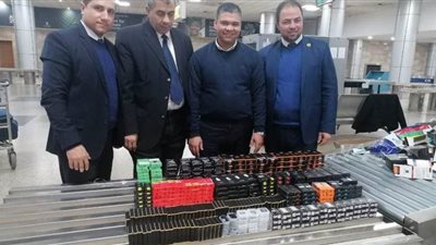 ضبط محاولة تهريب مستلزمات شيش إلكترونية بمطار القاهرة | صور