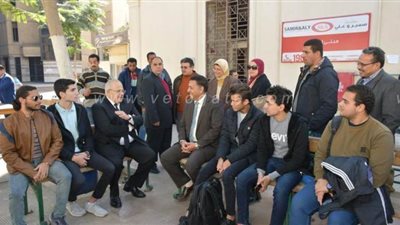رئيس جامعة القاهرة يتفقد الحرم.. ويجري حوارًا مفتوحًا مع الطلاب