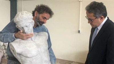 وزير السياحة والآثار يزور ورشة لإنتاج المستنسخات الأثرية باليونان