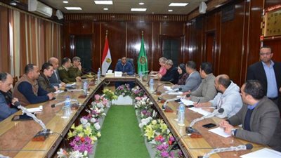 محافظ الدقهلية يعقد جتماعا لبحث الانتهاء من مبنى المستشفى العام القديم | صور