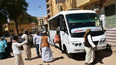 استجابة لمطالب المواطنين.. محافظ أسوان يوافق على تخصيص أتوبيس لقرية العلاقي | صور