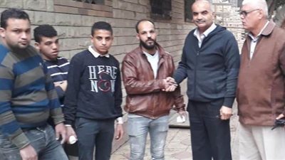 رئيس حي الدقي ينقذ مواطنا من السقوط من الدور الثالث | صور