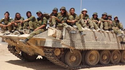 جيش الاحتلال الإسرائيلي ينشر طواقم دبابات نسائية على الحدود مع مصر
