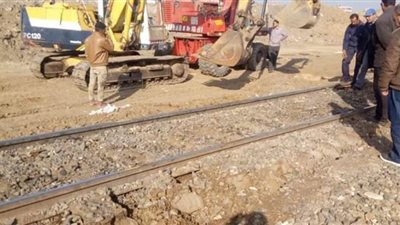 بدء نقل خط السكة الحديد على بحيرة عرب العليقات بالقليوبية | صور