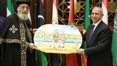 البابا تواضروس يهدي رئيس أكاديمية العلوم أيقونة العائلة المقدسة