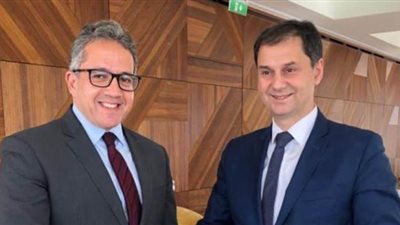 وزير السياحة والآثار يهدي مستنسخا من مفتاح الحياة لنظيره اليوناني