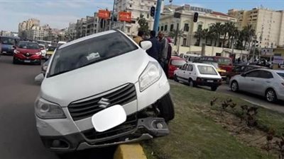 خروج سيارة ملاكي عن مسارها في محطة الرمل بالإسكندرية | صور