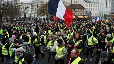 الشرطة الفرنسية تشتبك مع السترات الصفراء وجماعة بلاك بلوك و تعتقل 9 منهم