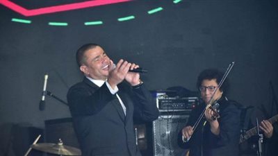 عمرو دياب يغني ألبومه الجديد 