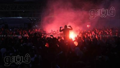 جمهورالزمالك يشعل الشماريخ في احتفالات السوبر بمطار القاهرة | صور